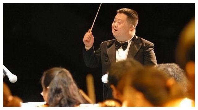 甚至就连张起老师习惯性地推推眼镜框的动作舟舟也模仿的丝毫不差,他