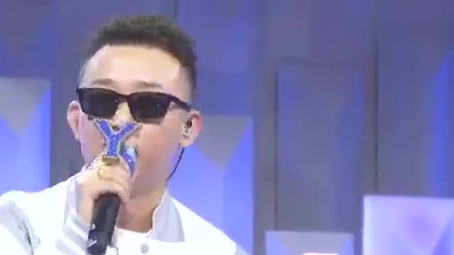 我们的歌：周延戴上墨镜变酷GAI，结果Rapper不会跳舞