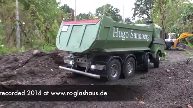 玩具车展示系统，钢筋混泥土卡车与工程机械的运动过程