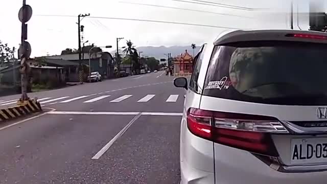 行车记录仪实拍：天降横祸，监控拍下“倒霉”过程