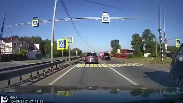 保险公司都哭了，大货车一箭双雕，撞了奔驰又撞宝马！