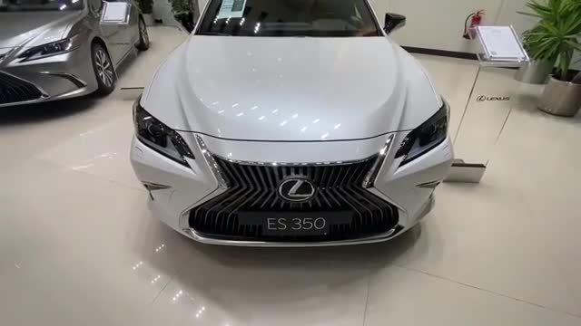 新车到店，实拍2020款雷克萨斯ES350和ES300h，选哪款自己定