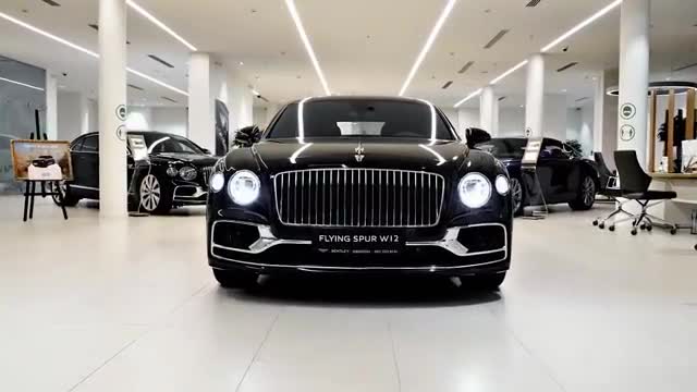 2020款宾利飞驰实车展示，打开车门亮起氛围灯，给个不喜欢理由