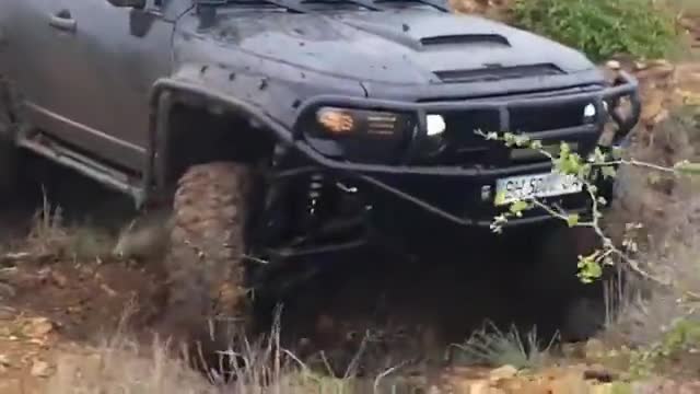 实拍FJ酷路泽越野脱困，这动力真强