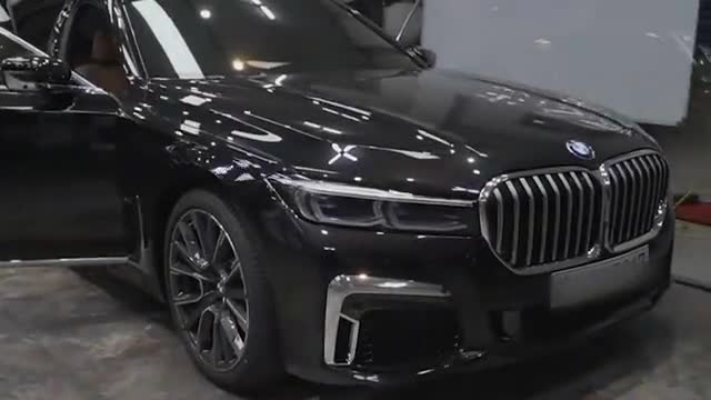 没白等，2021款宝马7系入库实拍，亮起氛围灯开上路，不要太帅气