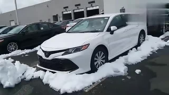 实拍丰田凯美瑞，白色真是大气漂