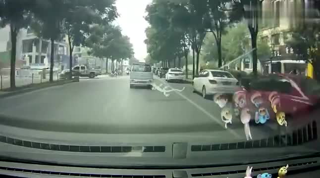 行车记录仪实拍：红色小车逆行，遇见“硬茬”，下一秒灰溜溜逃跑