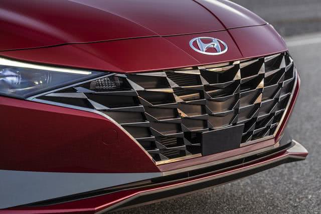 全新轿跑比思域漂亮，颜值犀利动感，9.98万起成“爆款”已无悬