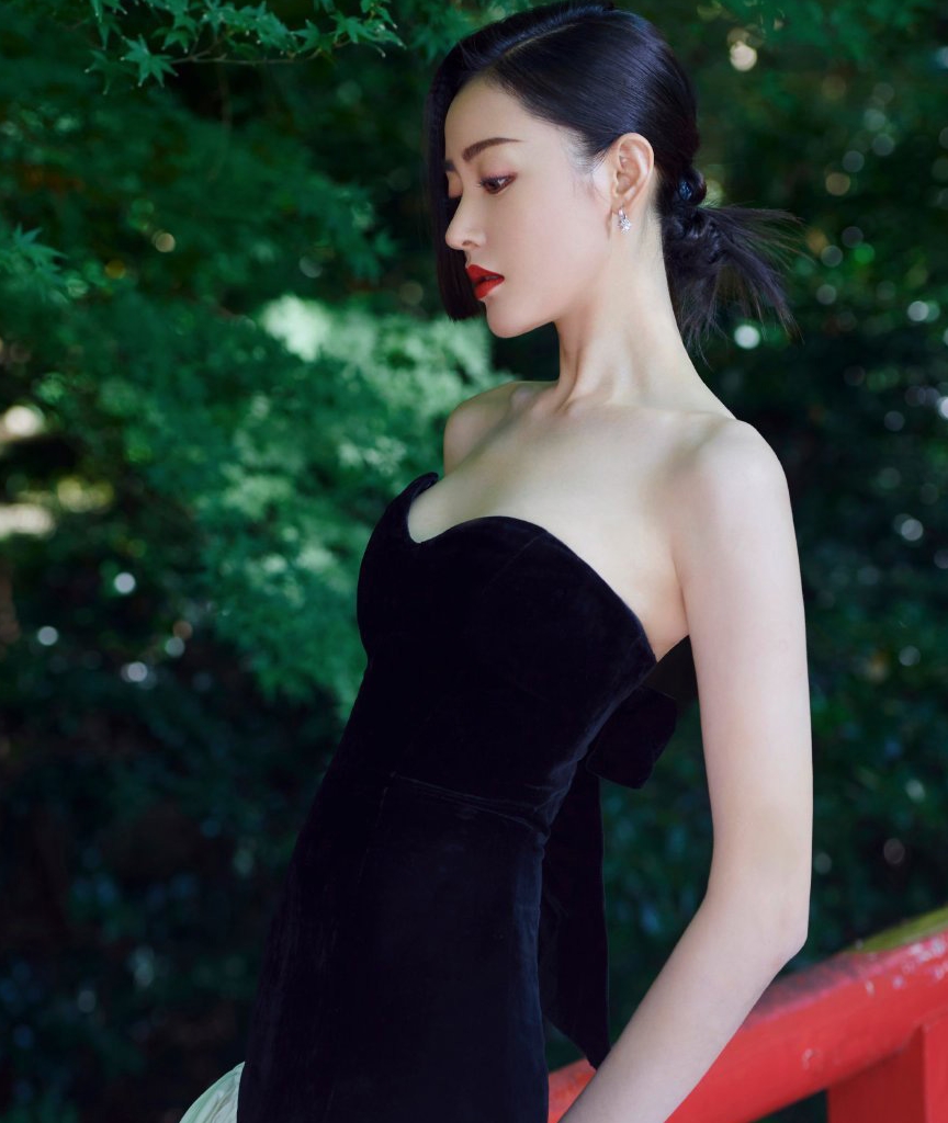 29岁张天爱终于“放开”了,穿抹胸连衣裙走红毯,后背设计抢镜!|张天爱|抹胸|后背_新浪新闻