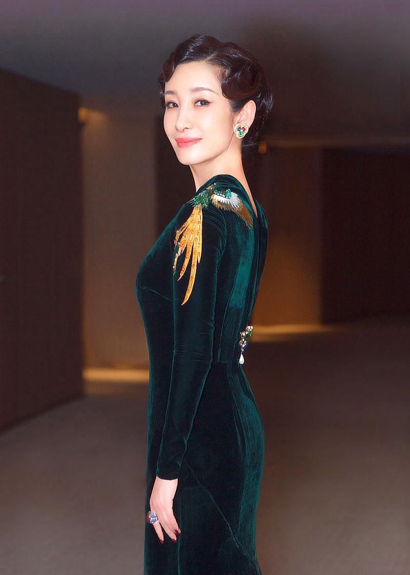 手机壁纸:《中餐厅》的财务总监,成熟有智慧——演员秦海璐