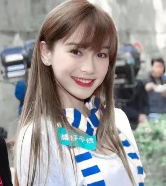 自杨颖出道以来,她就经常因为自己的美貌营销登上热搜,不管她身处哪个