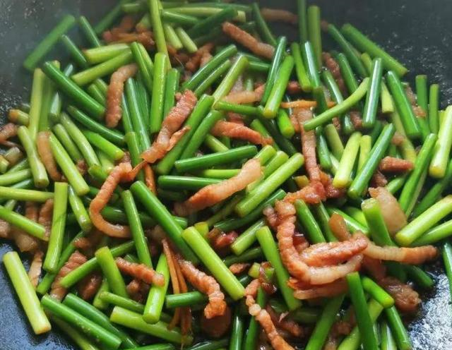 蒜苔炒肉最忌直接下锅炒10人9个错难怪蒜苔不香不入味还发黑