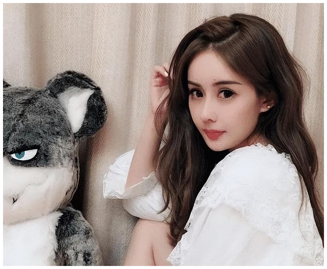 小杨幂韦雪为秦奋赌命生子赚9亿被王思聪怒骂地摊货