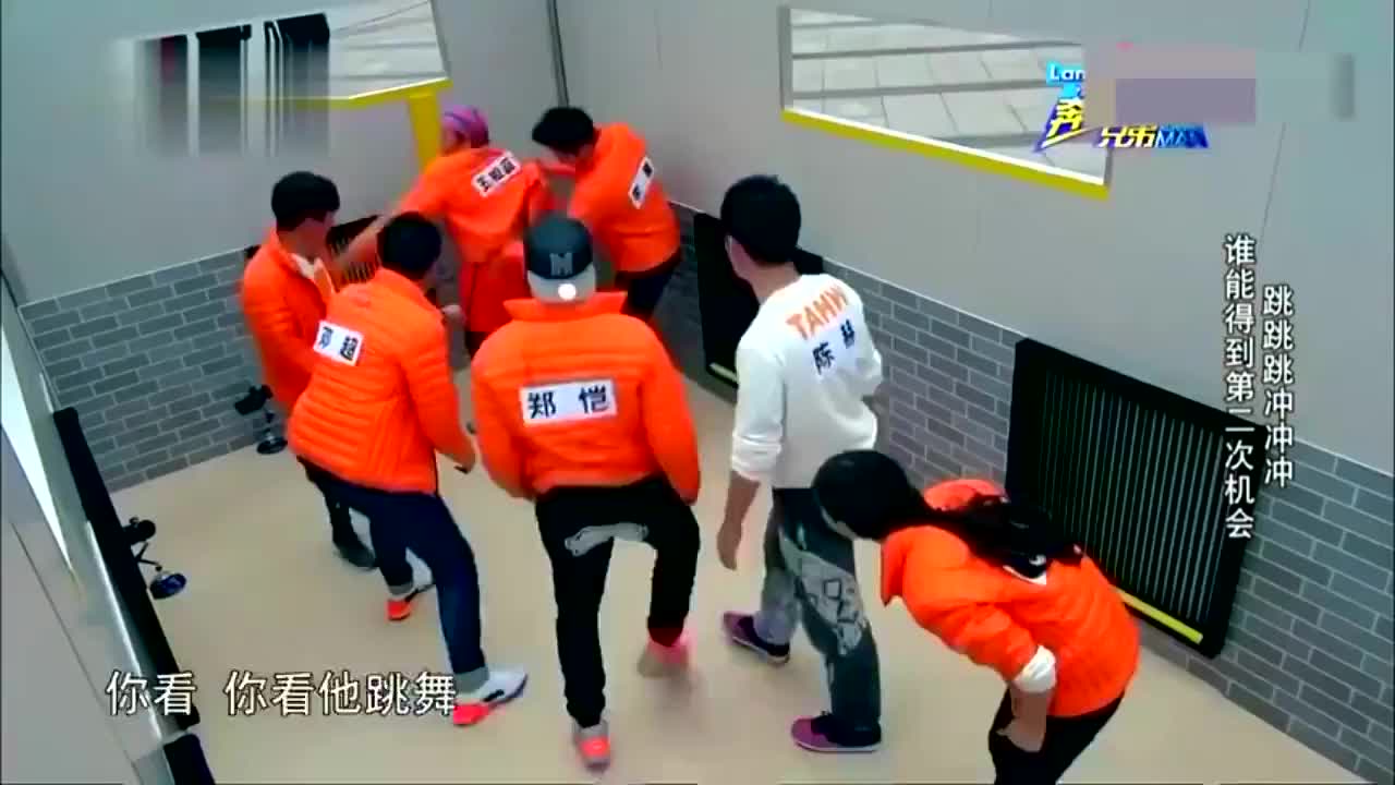 跑男：李晨的裤子被扒花内裤实力抢镜，李晨害羞了！看几遍都不够_新浪新闻