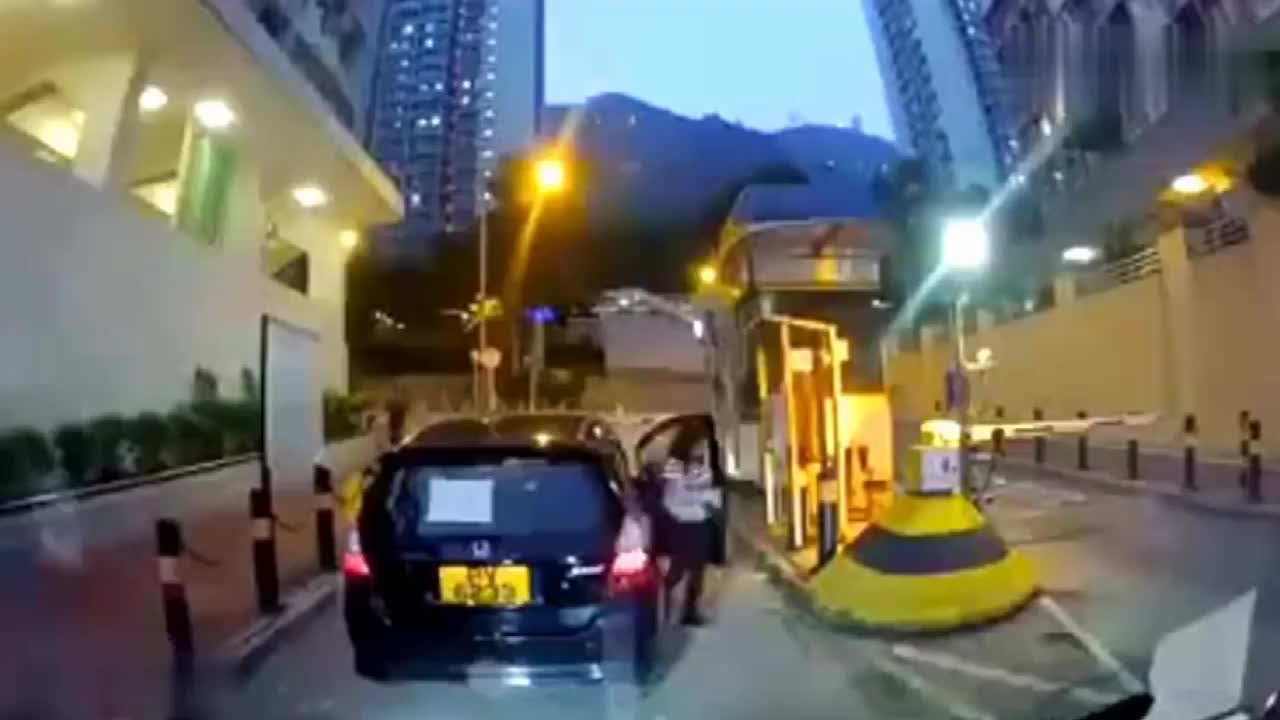 实拍：女司机一脚油门，把视频车都给撞懵圈了