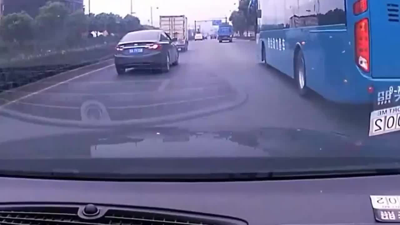 实拍：学员快车道上停车，把货车给逼成这样了，你这驾照没必要了