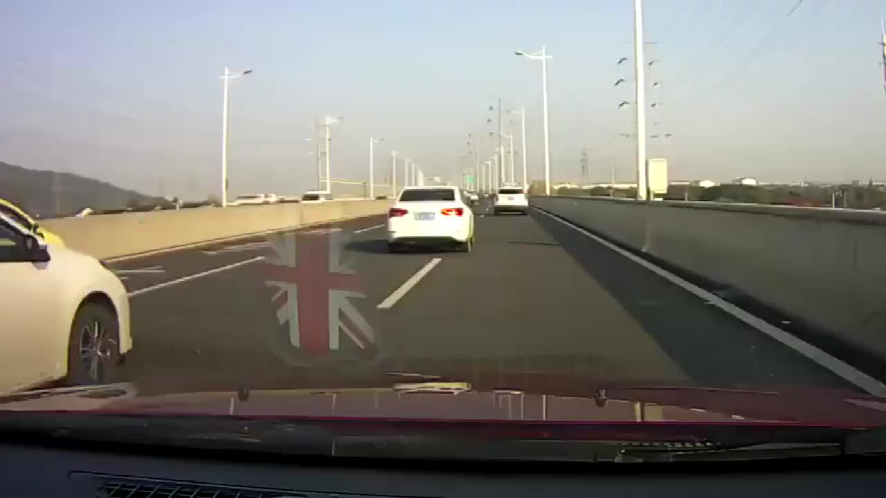 丰田当自己是性能车？幸好我反应灵敏，不然一脚油门教你开车！