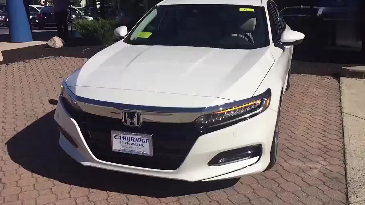 炯炯有神的大灯，霸气的前脸动感的车身线条，白色2018款雅阁实拍