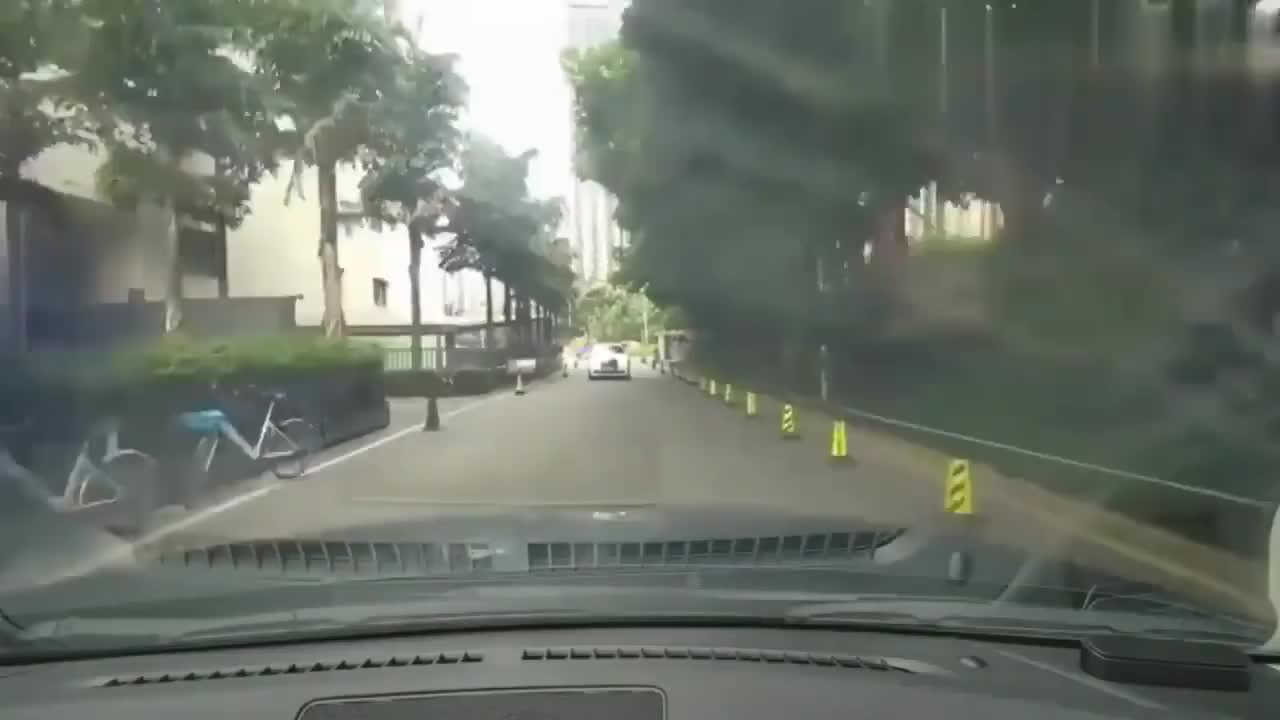 劳斯莱斯主动让行，这情况也是少见！