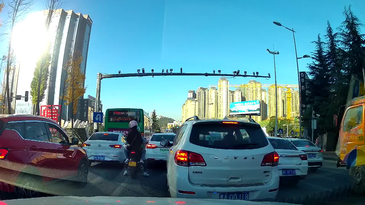 实拍：直行车道，他偏要左转，你别说这新能源车提速还挺快