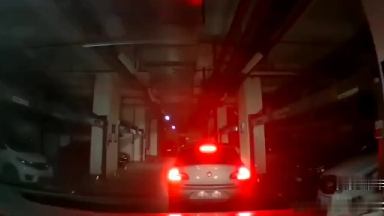 实拍：我见过最牛的女司机，档位都没弄清楚，开什么车！