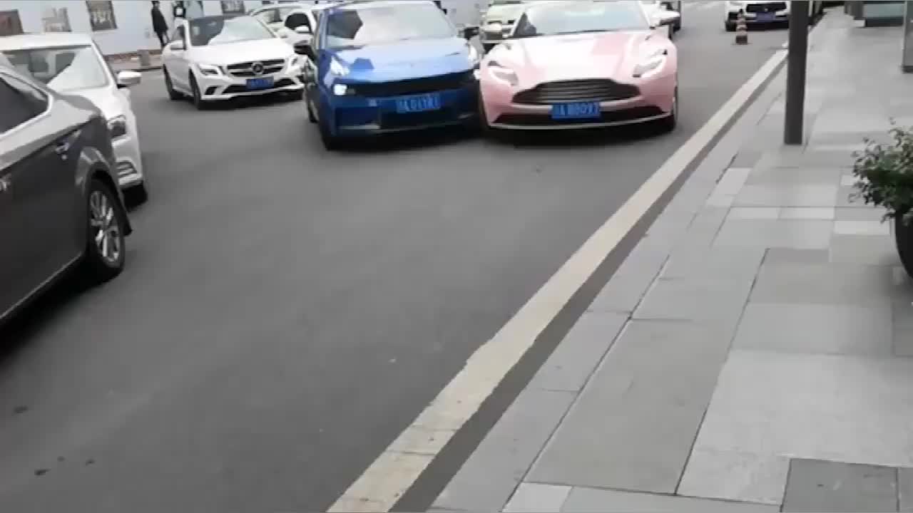 领克撞上几百万的福特蒙迪欧，不知车主保险买够了没有！