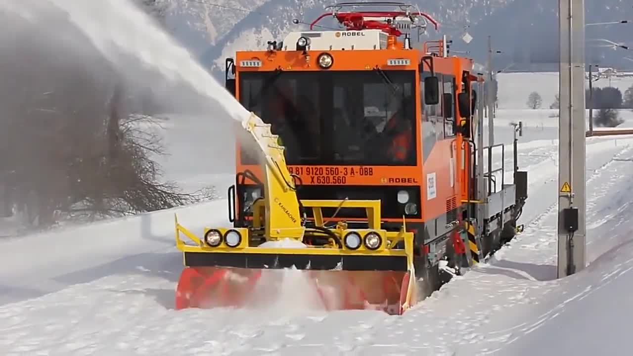 冬季道路雪封,大型除雪机装载机快速开道