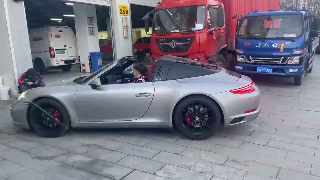 保时捷全新911 targa,开启敞篷那刻,和普通版显出区别!