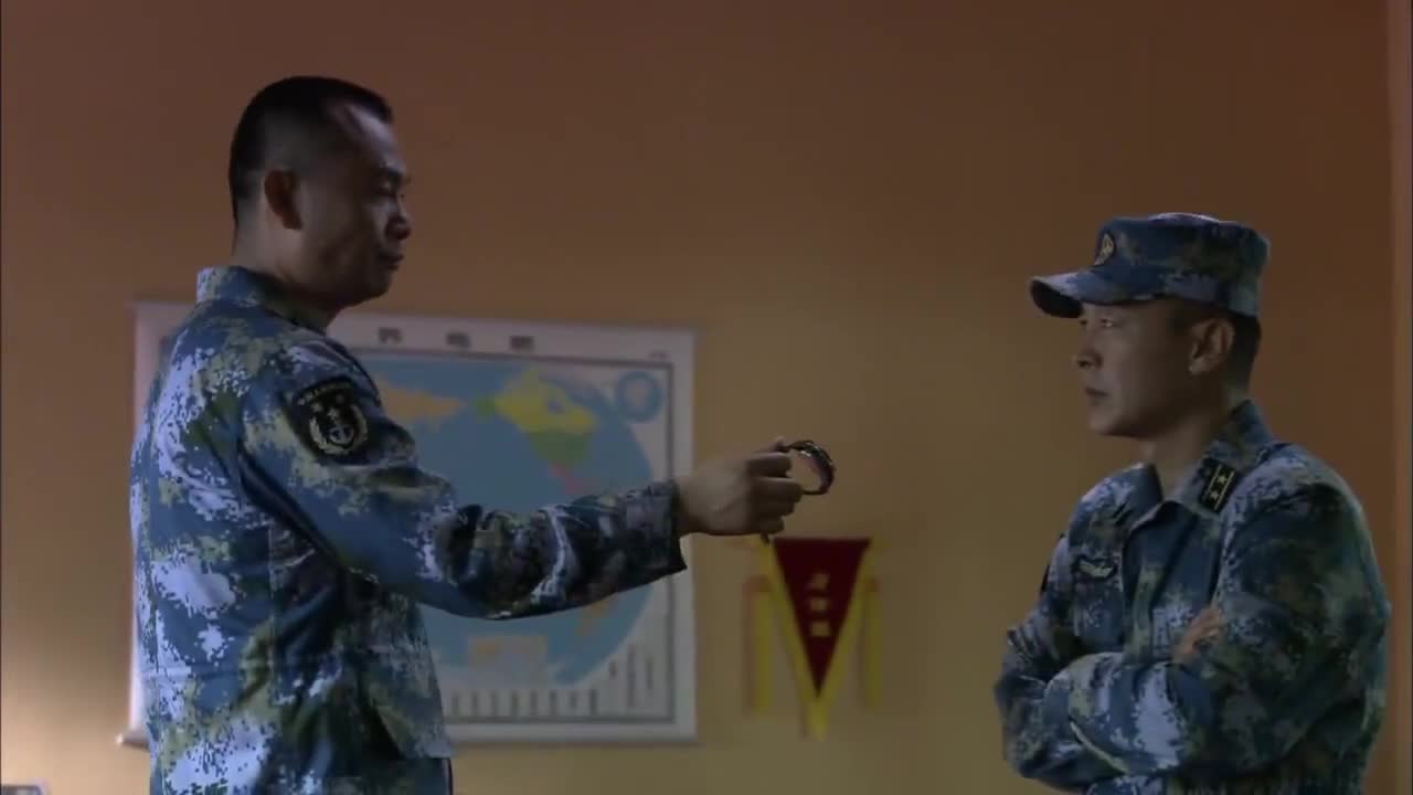 暴怒时的蒋小鱼有多可怕胆大的张冲都认怂 为您推荐: 火蓝刀锋:巴郎被