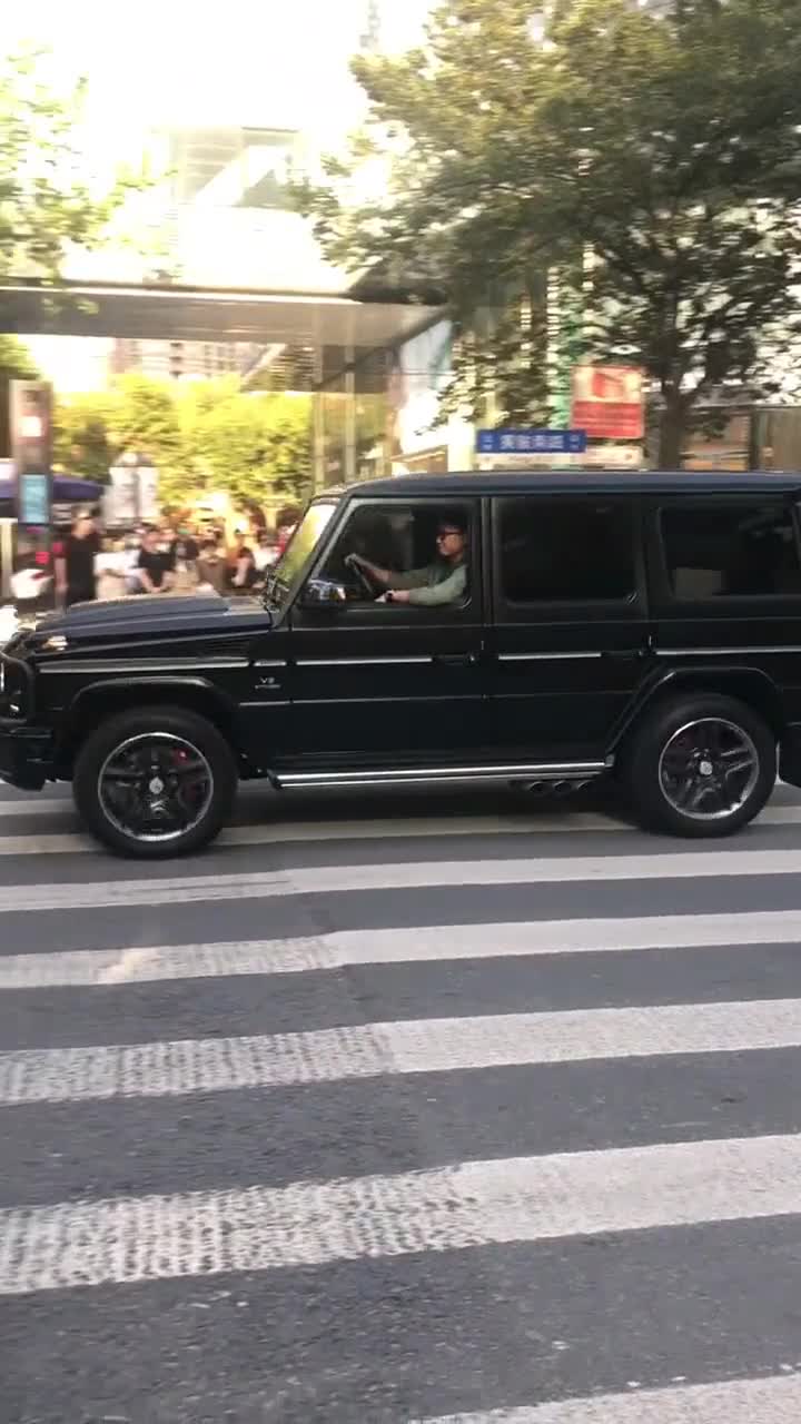 只见车内富帅单手开着奔驰