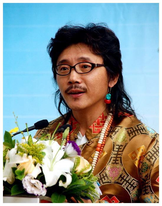 51岁容中尔甲近照,老婆十分温柔贤惠,有一儿一女特别幸福