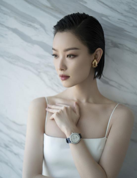倪妮短发真的飒一身吊带拼接长裙性感柔美高级脸彰显冷艳魅力