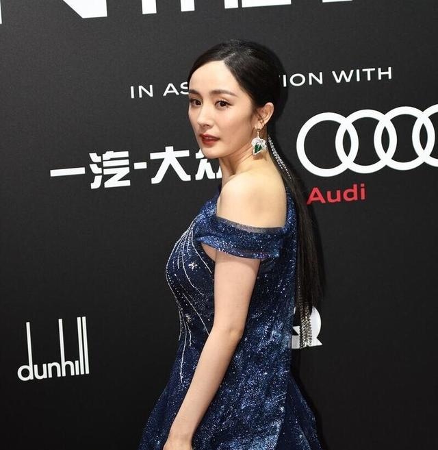 杨幂红毯"耍大牌:拒绝穿高跟鞋,不按规定走台阶被曝玩特权?
