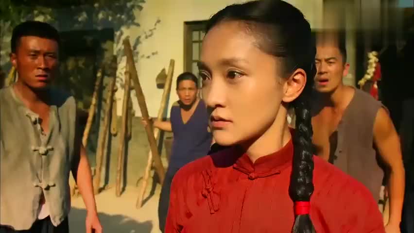 红高粱:九儿丧母之痛,想一把火烧了地主的房子,幸亏余占鳌有劲