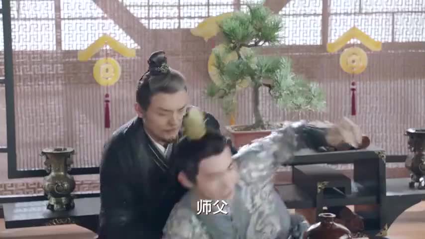 小女花不弃张彬彬替父王去探望林依晨没一会她就坐地上大声哭