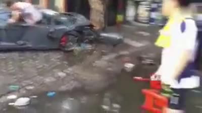 悲剧！实拍兰博基尼撞树变废铁全程