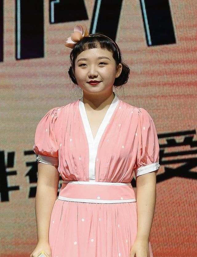 辣目洋子不甘普通娃娃脸穿花哨裙子圆脸肉感十足挺上镜