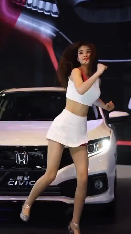车展上跳舞跳到嗨的模特！！