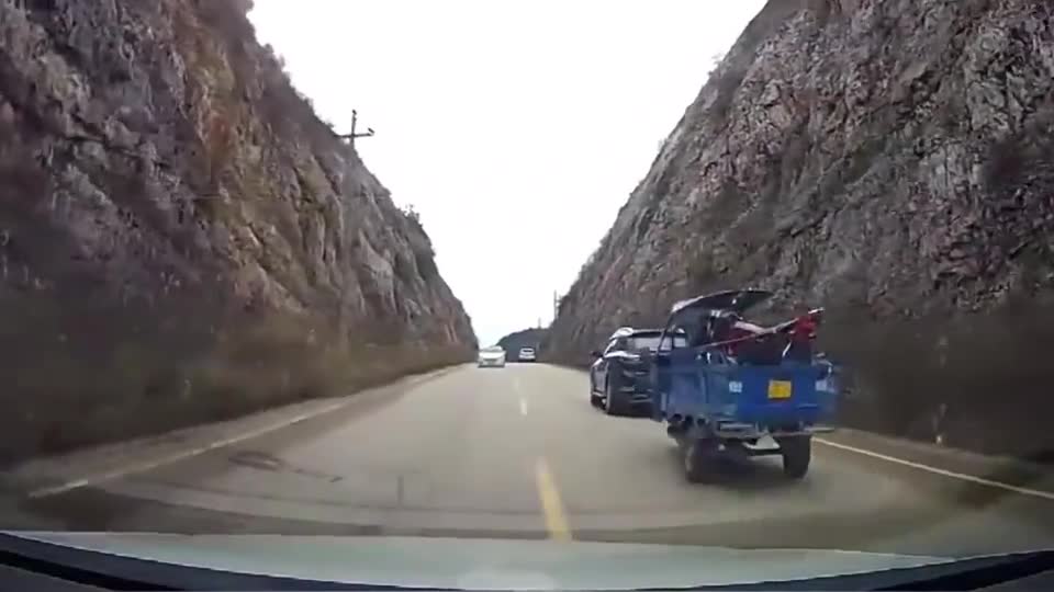 行车记录仪实拍：早知道这样，就不超车了