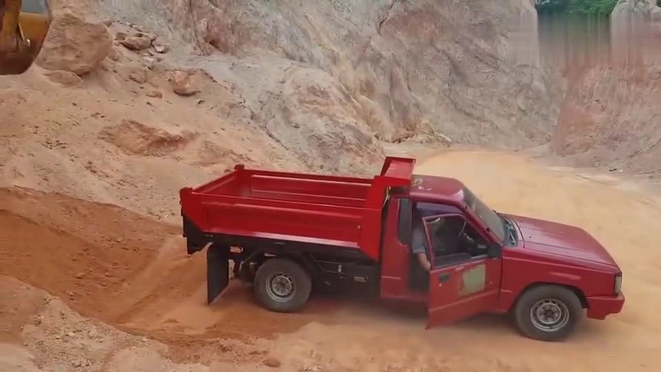 咋想的？皮卡车也来工地拉沙子，装满货，不怕底盘散架吗？