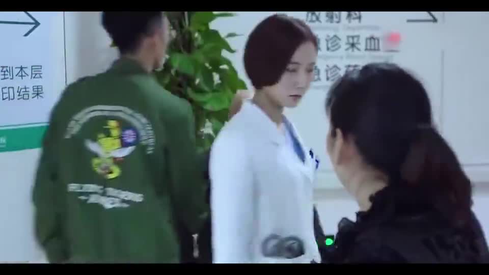 大妈厕所听见婴儿哭声,医生救回后找到产妇,产妇后悔不已