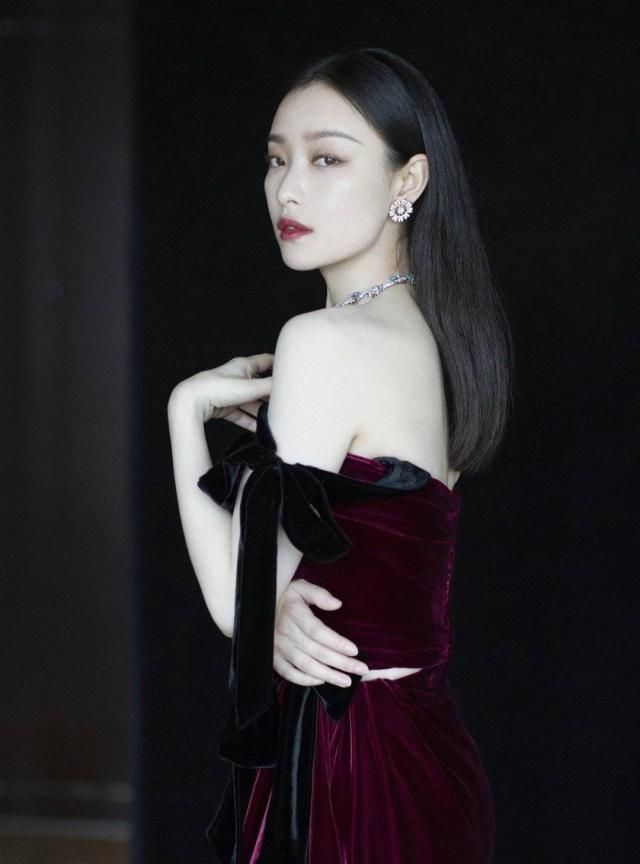 倪妮庆生造型太高级,2万3红裙再现复古摩登,一身红造型优雅迷人