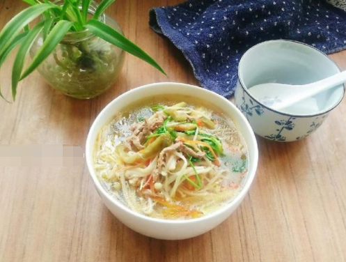 【金针菇榨菜肉丝汤】