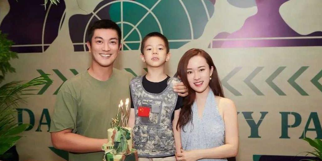 霍思燕杜江带儿子亮相都穿外套牛仔裤终于明白啥是家庭幸福