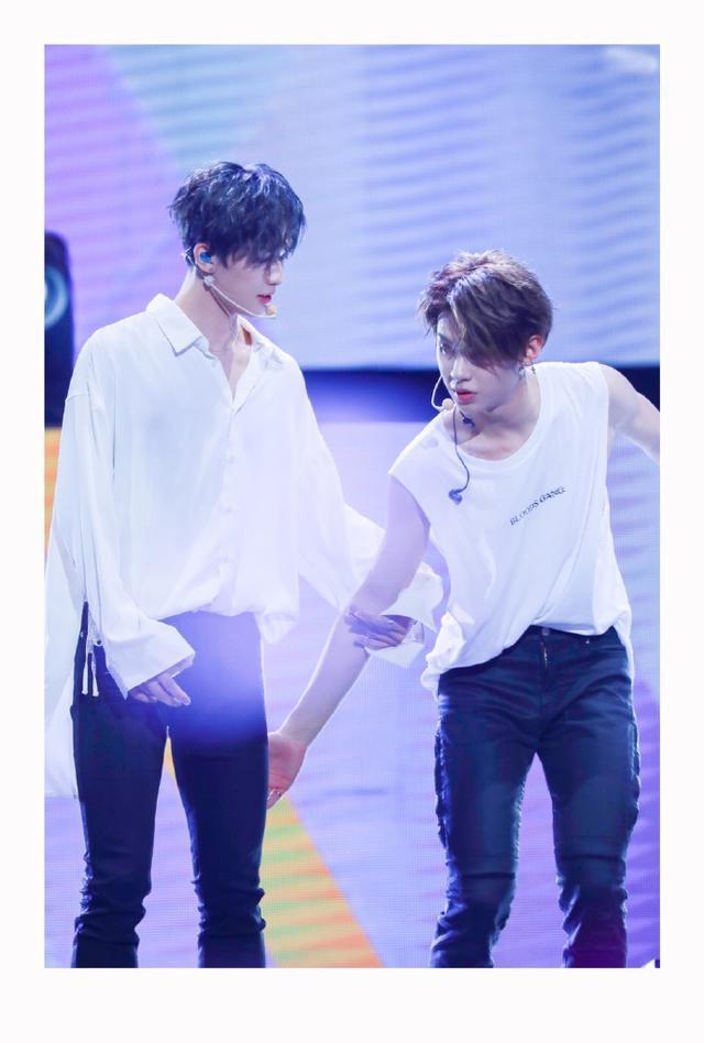 朱正廷黄明昊:记得面带微笑相互扶持的走下去!