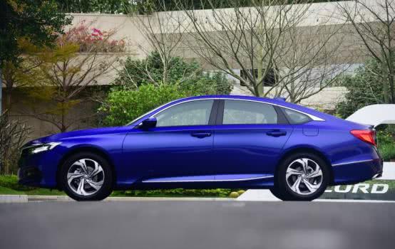 23万跌到18万，气质不输新款A8！独特的设计，很耐看的一款车