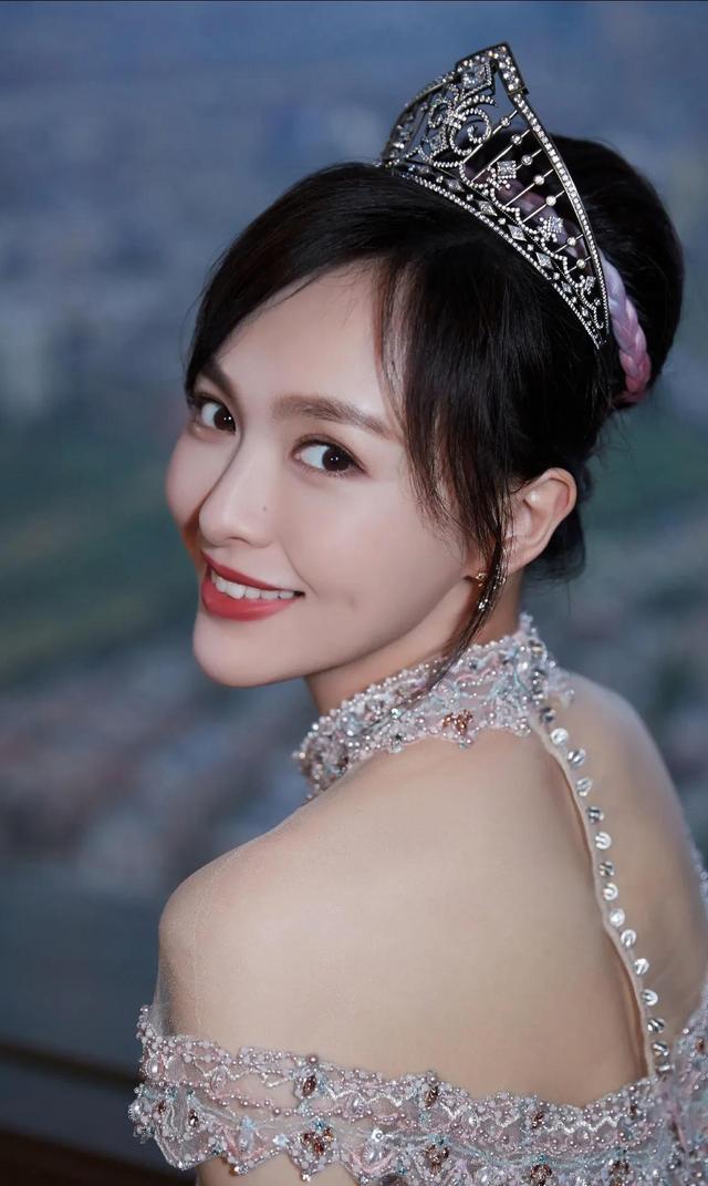 唐嫣一个住在城堡里的公主甜美与优雅温柔绽放