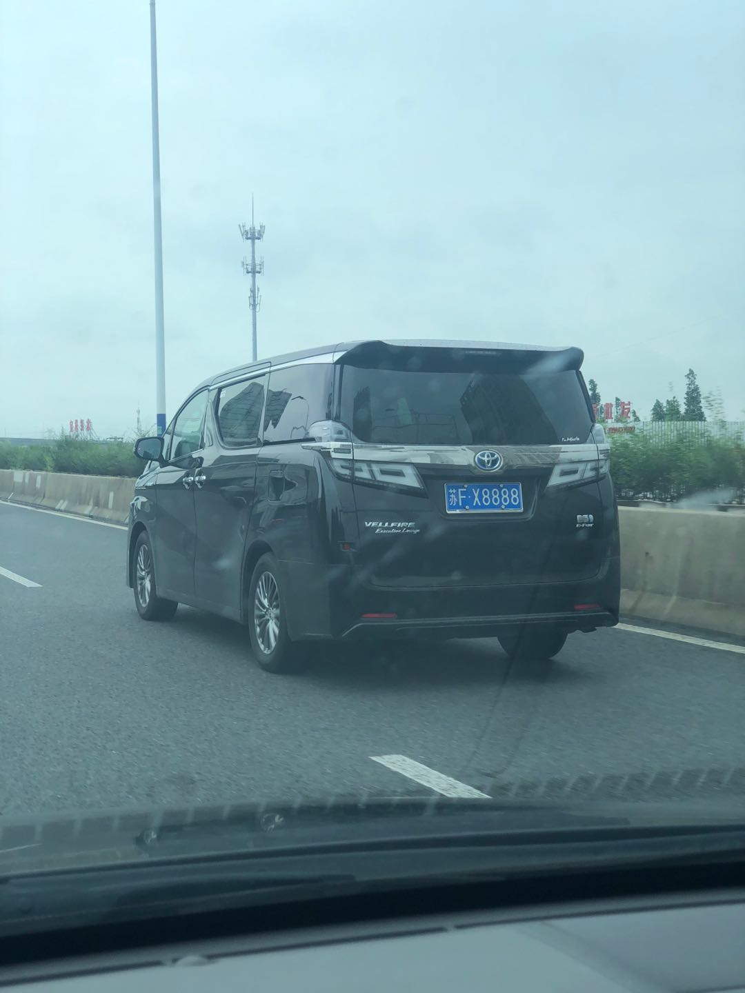 南通通盛大道高架实拍丰田威尔法，车牌