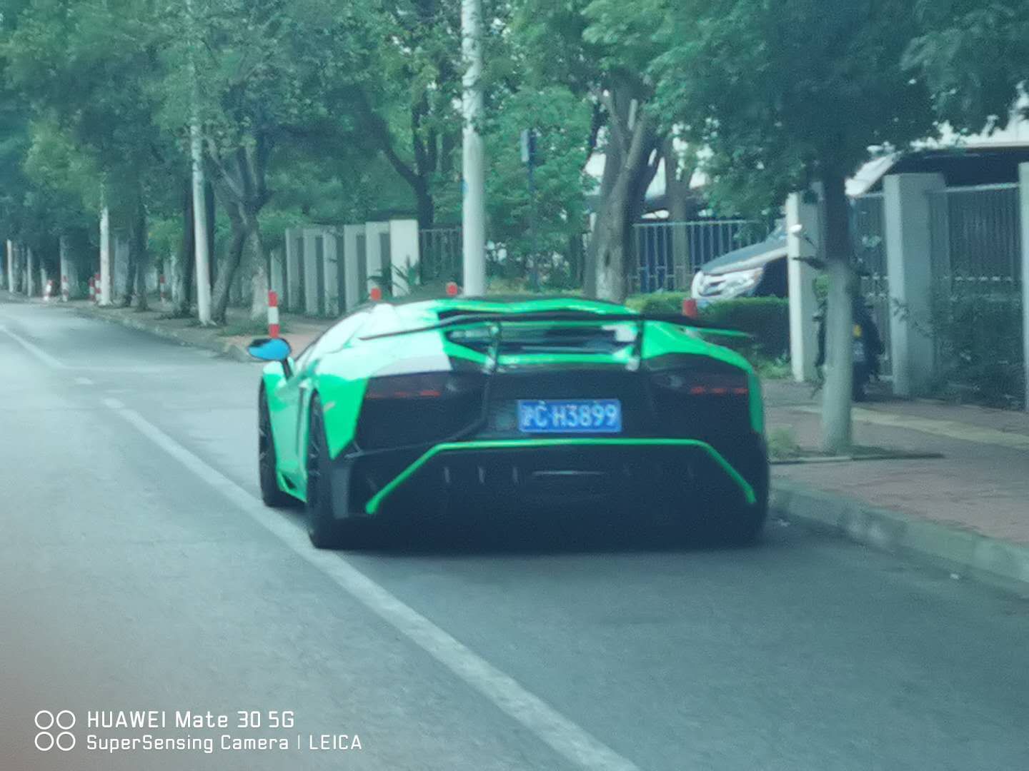 南通海门街头实拍兰博基尼LP700-4跑车，绿色车身回头率百分百！