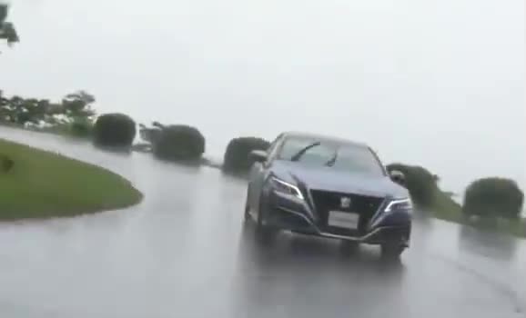 终于要来了！高清实拍2019款丰田皇冠量产版雨中情况
